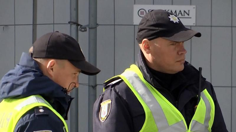 Декілька десятків поліцейських слідкуватимуть за порядком під час матчу Україна – Хорватія Декілька десятків поліцейських слідкуватимуть за порядком під час матчу Україна – Хорватія