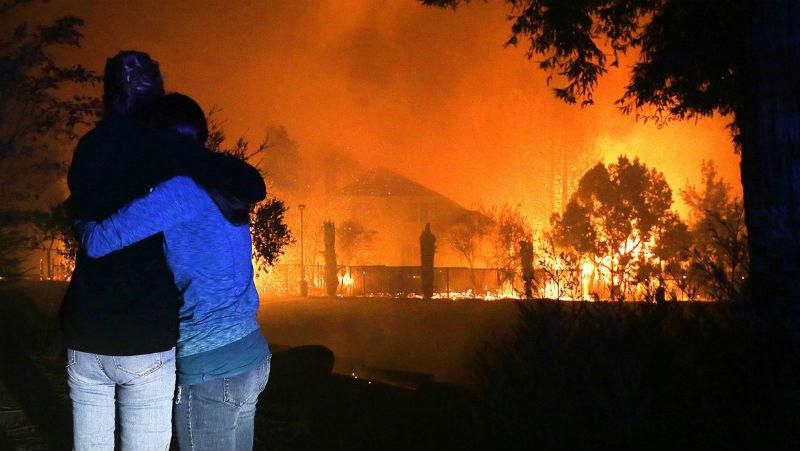 Потужні пожежі у Каліфорнії вже забрали життя десяти людей