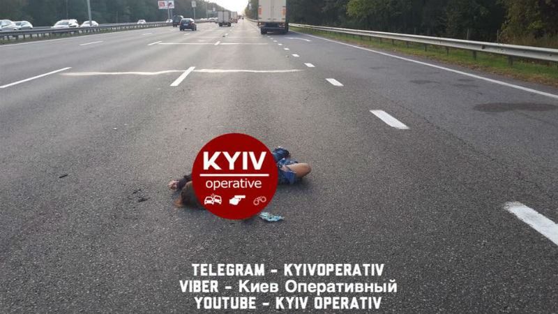 Трагедия в Киеве: женщина совершила самоубийство, бросившись под колеса грузовика