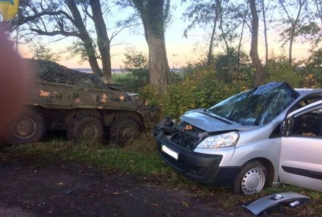 На Вінниччині БТР протаранив іномарку На Вінниччині БТР протаранив іномарку