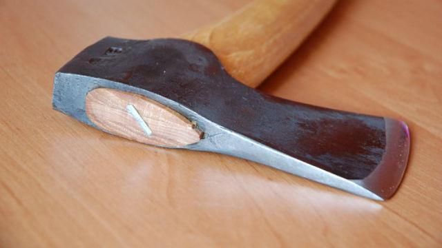 Чоловік з сокирою увірвався в кабінет і розсік прокуророві голову у Чернігові Чоловік з сокирою увірвався в кабінет і розсік прокуророві голову у Чернігові