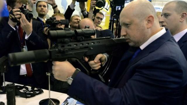 Турчинов назвав головну перевагу української зброї над іноземними аналогами Турчинов назвав головну перевагу української зброї над іноземними аналогами