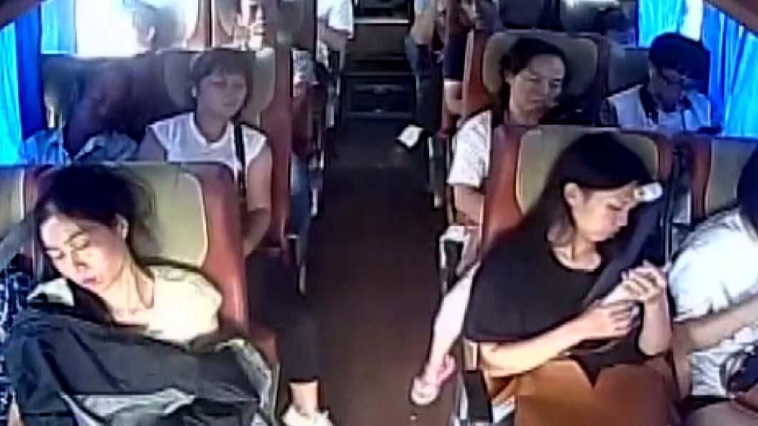Что происходило с пассажирами автобуса во время ДТП в Китае: жуткое видео