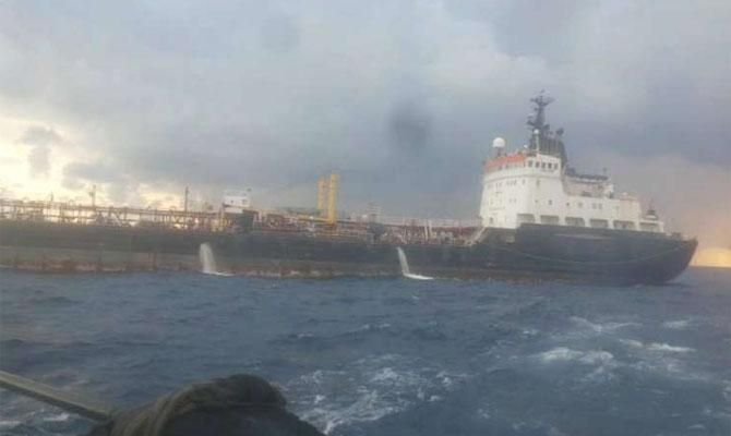 Танкер з Криму обстріляли та затопили біля Лівії через контрабанду: відео