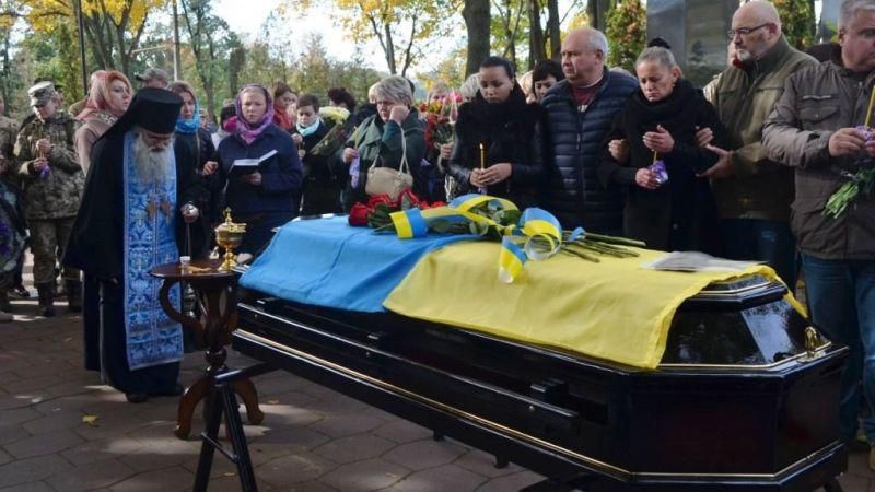 Героя АТО, в могиле которого обнаружили останки двух бойцов, перезахоронили