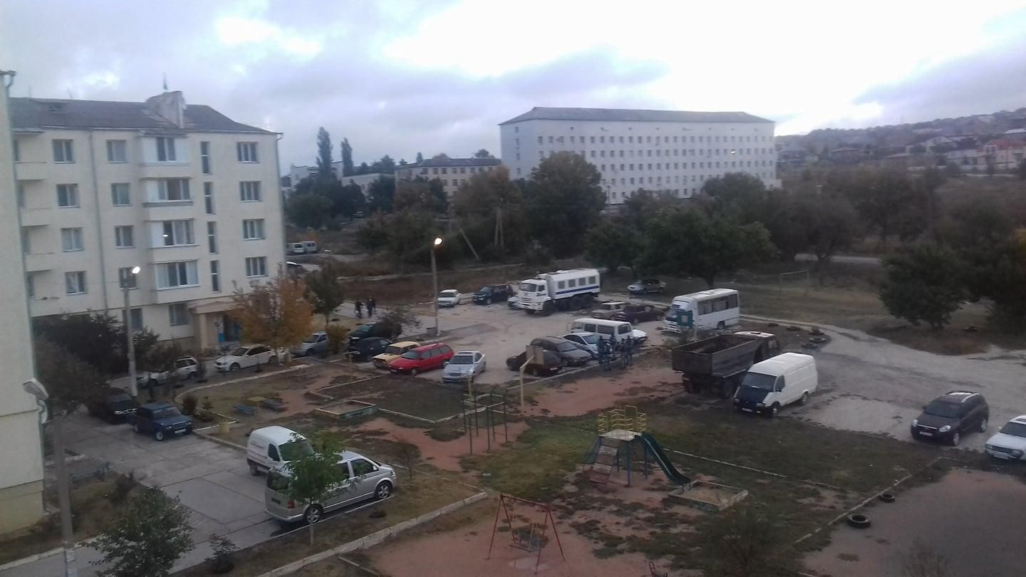Російські силовики вдерлися до кримських татар з обшуками: фото та відео Російські силовики вдерлися до кримських татар з обшуками: фото та відео