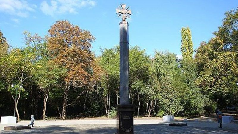 У Росії встановили пам'ятник "героям Донбасу" із емблемою українських сухопутних військ