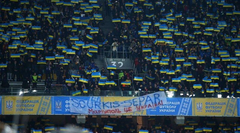 На "Олімпійському" був вивішений банер з написом: "SCURKIS-SEPAR. Маріуполь – це Україна"