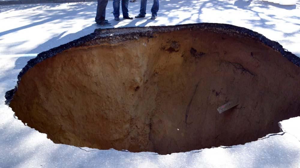 В Одессе посреди дороги образовалась огромная пропасть: фото В Одессе посреди дороги образовалась огромная пропасть: фото