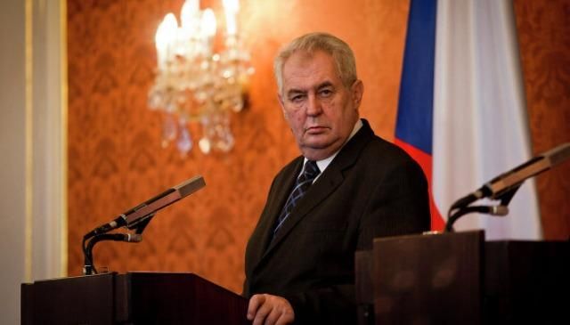 Виженіть, або я його вб’ю, – скандальний президент Чехії нагрубіянив оператору