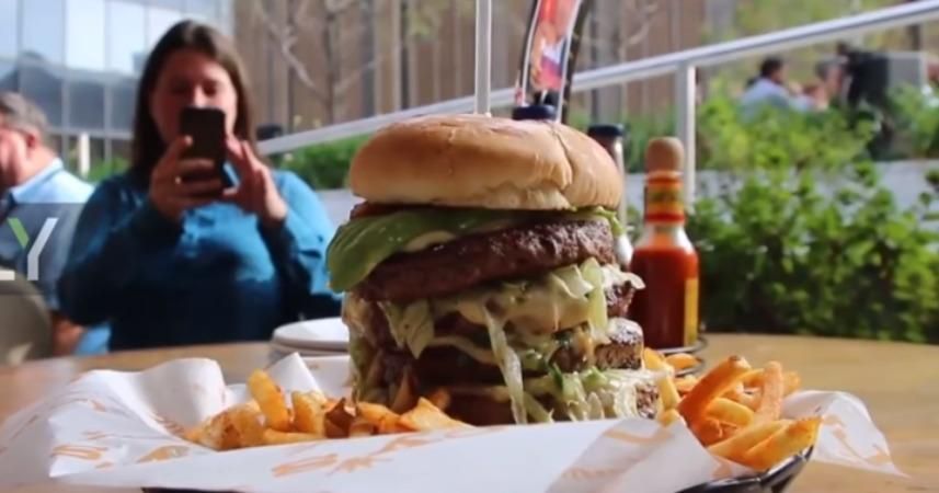 Скандал с "путинбургером" в Нью-Йорке закончился увольнениями