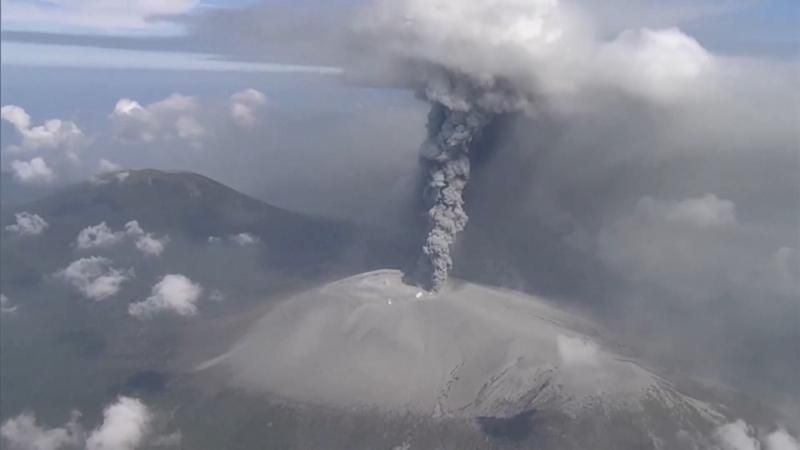 Вулиці, вкриті попелом: у Японії почалось масштабне виверження вулкану

