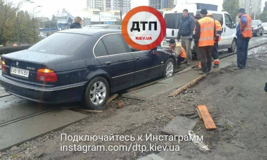 Потерял сознание и раздавил скутериста: фото и видео страшной аварии в Киеве