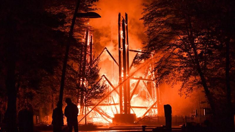 В Германии вспыхнула легендарная смотровая башня: появились фото, видео В Германии вспыхнула легендарная смотровая башня: появились фото, видео