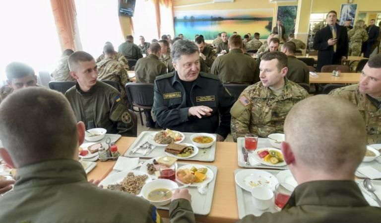 Марина готує найкраще! – як Порошенко пригощав журналістів їжею з сухпайків Марина готує найкраще! – як Порошенко пригощав журналістів їжею з сухпайків