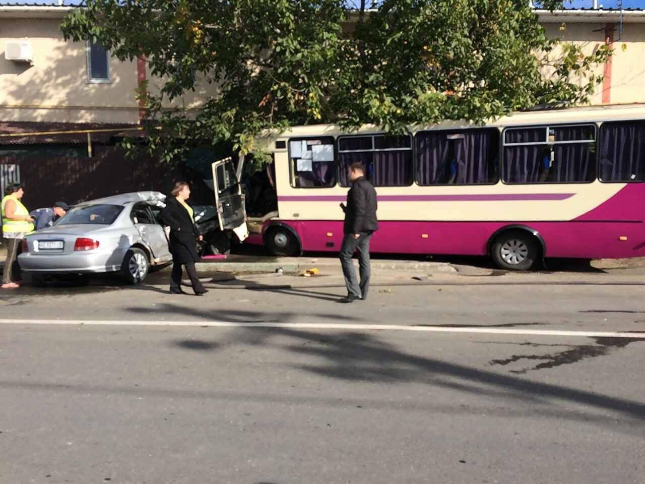 В Одесской области маршрутка врезалась в частный дом, есть пострадавшие