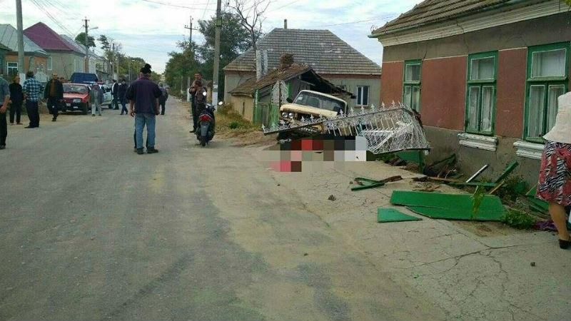 Автомобиль влетел в лавочку с пенсионерками: ни одна старушка не выжила Автомобиль влетел в лавочку с пенсионерками: ни одна старушка не выжила