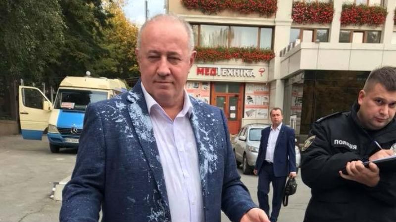 Нардепа облили кефиром в Черновцах: появились фото Нардепа облили кефиром в Черновцах: появились фото