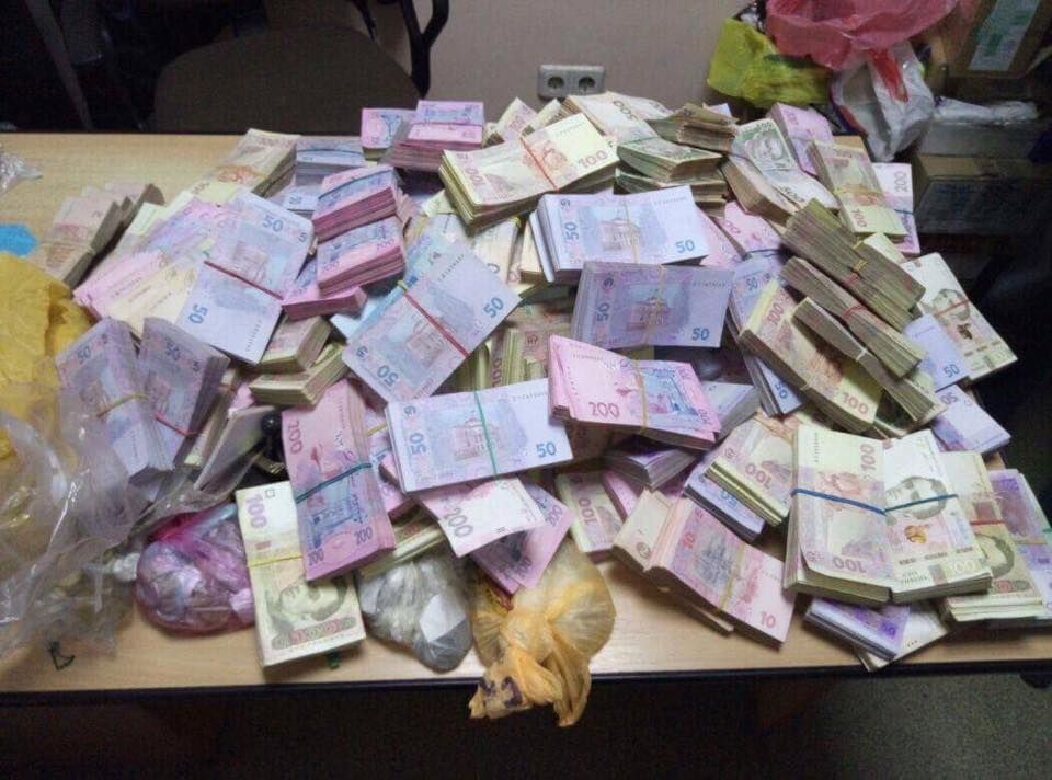 Миллионы гривен наличных и килограммы золота: как в Чернигове обнаружили конвертационный центр Миллионы гривен наличных и килограммы золота: как в Чернигове обнаружили конвертационный центр
