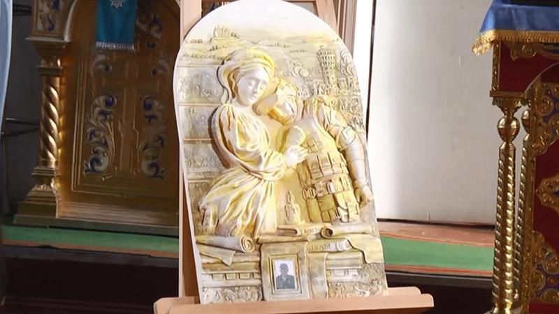 У Харкові дружині загиблого військового вручили унікальний подарунок У Харкові дружині загиблого військового вручили унікальний подарунок