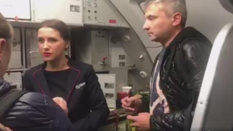 Скандал на борту Wizzair: журналіст показав, як "чеська" стюардеса "чеше українською"