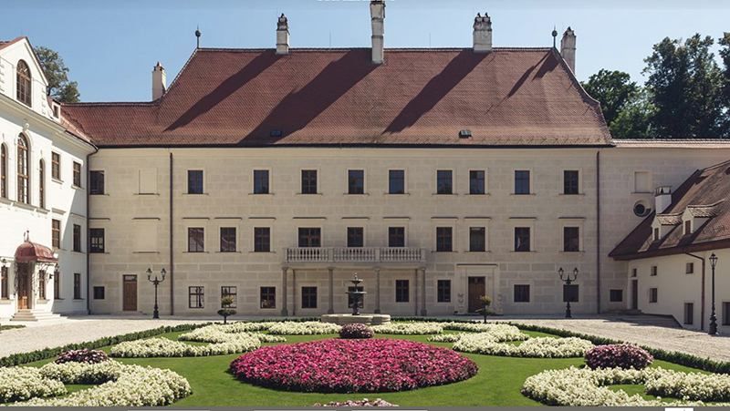 Син українського судді зіграв весілля у розкішному палаці Австрії Син українського судді зіграв весілля у розкішному палаці Австрії