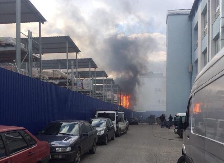 У Львові загорілися склади "Епіцентру" У Львові загорілися склади "Епіцентру"