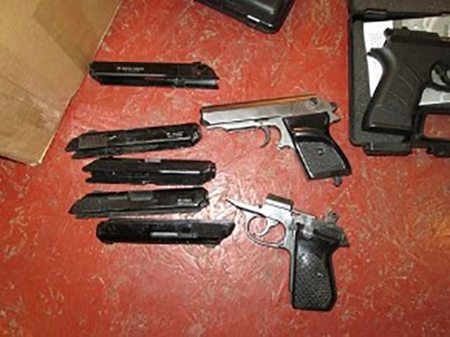 В Днепре нацгвардеец с товарищами торговал оружием В Днепре нацгвардеец с товарищами торговал оружием