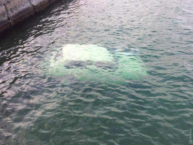 Возле одесского побережья нашли потопленное авто с мертвым водителем
