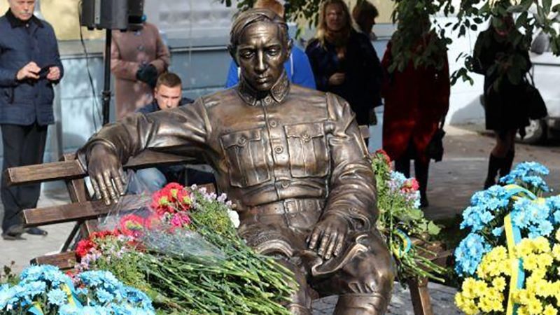 Під звуки кулеметів і гвинтівок відкрили пам'ятник Петлюрі у Вінниці 