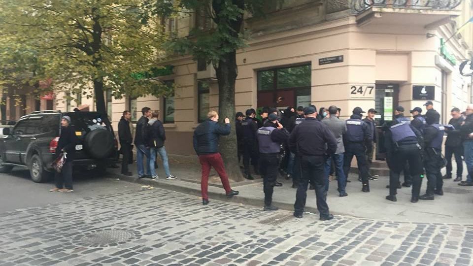 Масова бійка ледь не відбулася у Львові: поліція затримала десятки молодиків зі зброєю 