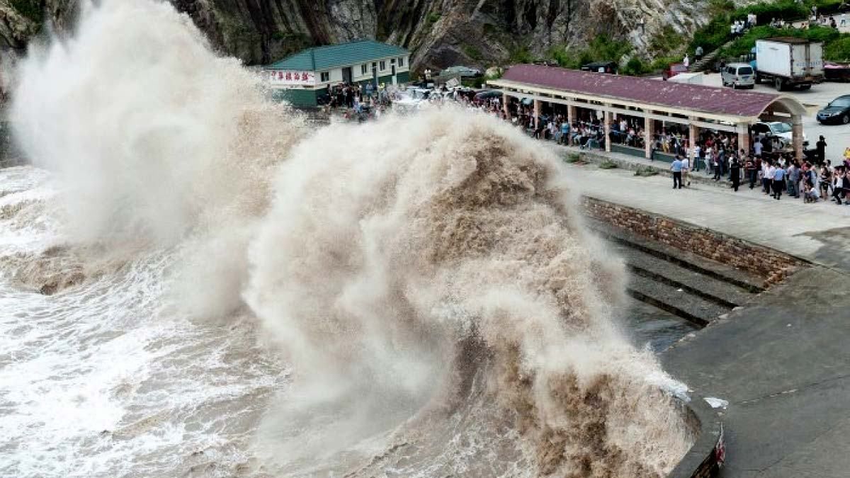 На Гонконг надвигается тихоокеанский тайфун "Ханун"