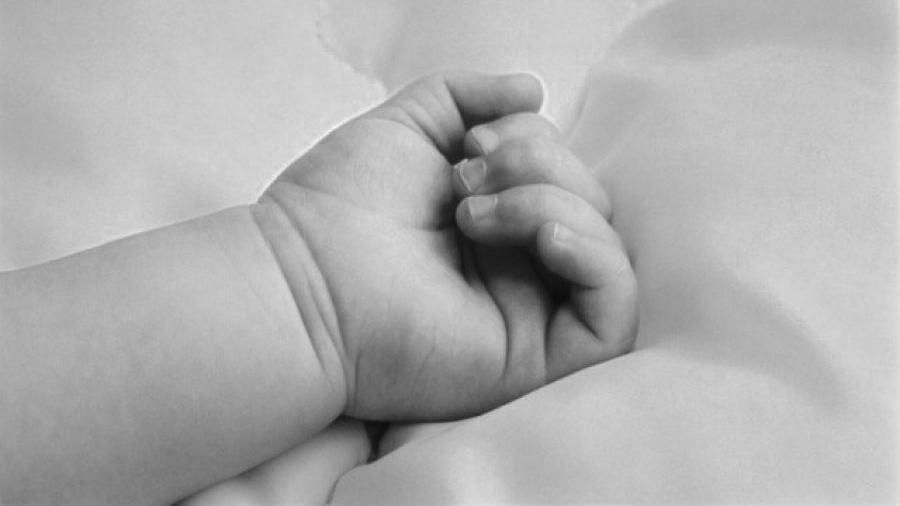 Четыре остановки сердца в сутки: в России умер младенец, пострадавший от падения трапа
