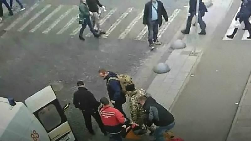 Дитяча машинка ледь не вбила пенсіонера у центрі Львова: чоловік вдарився головою об бордюр 