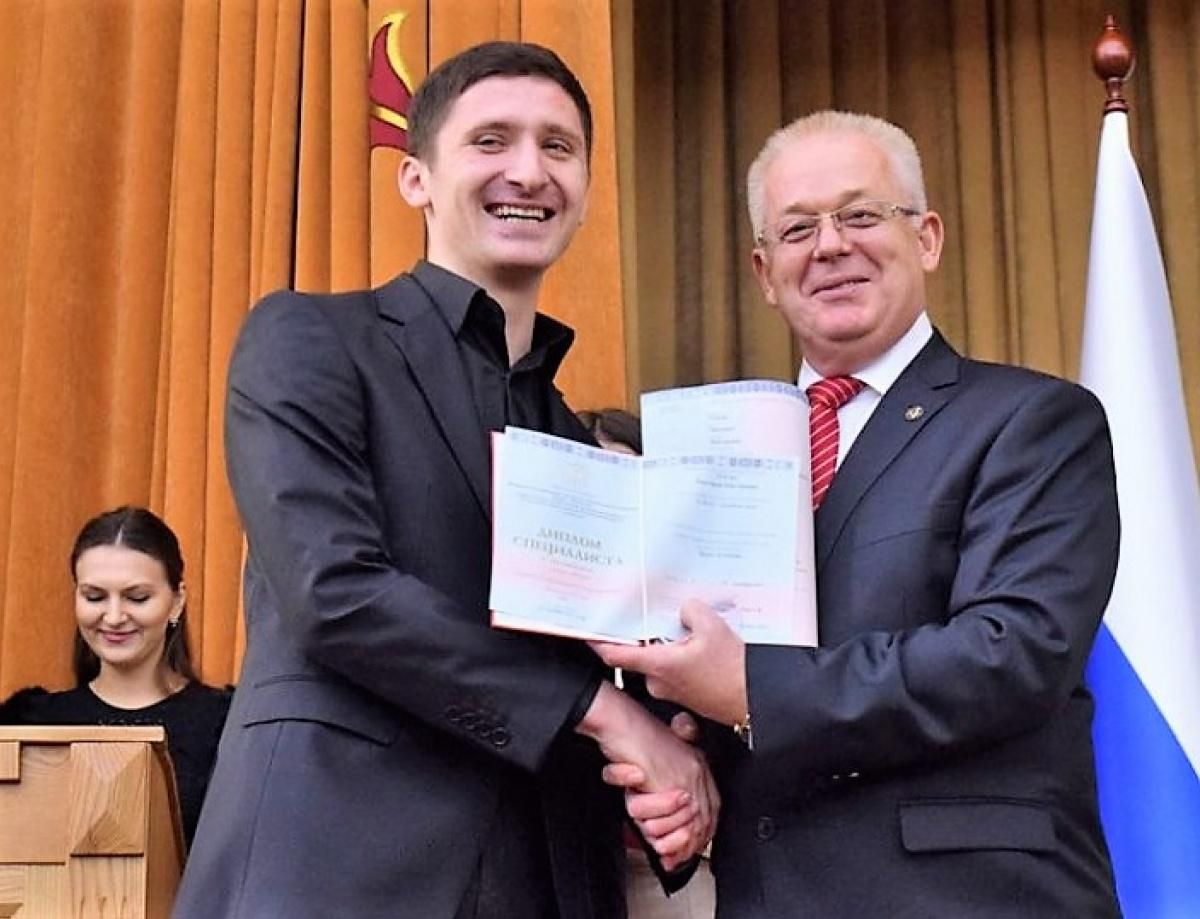 Російський університет видав свої дипломи студентам з окупованого Донбасу Російський університет видав свої дипломи студентам з окупованого Донбасу