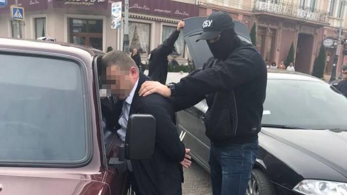 Заступника начальника Тячівського відділу поліції затримали на хабарі: фото