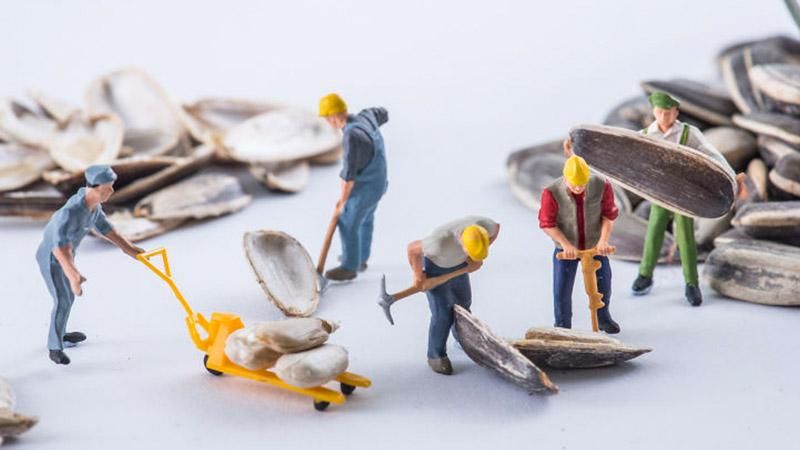 Дизайнер створює крихітні світи за допомогою звичайних речей: вражаючі фото Дизайнер створює крихітні світи за допомогою звичайних речей: вражаючі фото