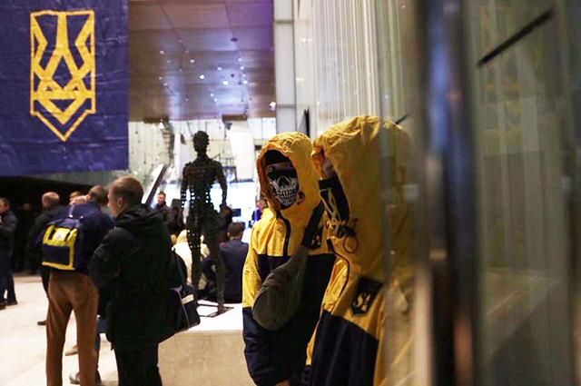 Вертолітний майданчик Януковича взяли під контроль націоналісти, які висунули вимоги Вертолітний майданчик Януковича взяли під контроль націоналісти, які висунули вимоги