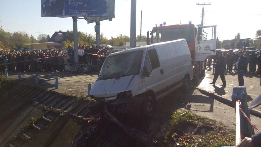 С реки в Хмельницкой области вытащили затонувший микроавтобус: опубликованы фото С реки в Хмельницкой области вытащили затонувший микроавтобус: опубликованы фото