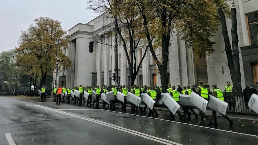 Автобус, який прямував до Києва на протести, спробували затримати