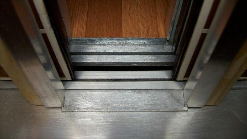 В Одессе загорелся лифт, когда в нем была женщина В Одессе загорелся лифт, когда в нем была женщина