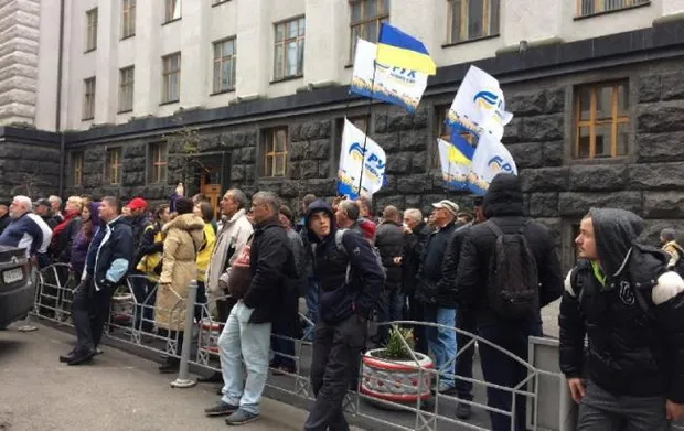 Протестувальники в Києві заблокували виходи з Ради і комітетів//Фото: РБК-Україна