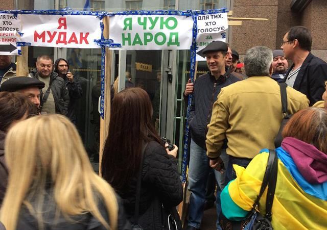 Выходы из Верховной Рады и комитетов заблокированы протестующими