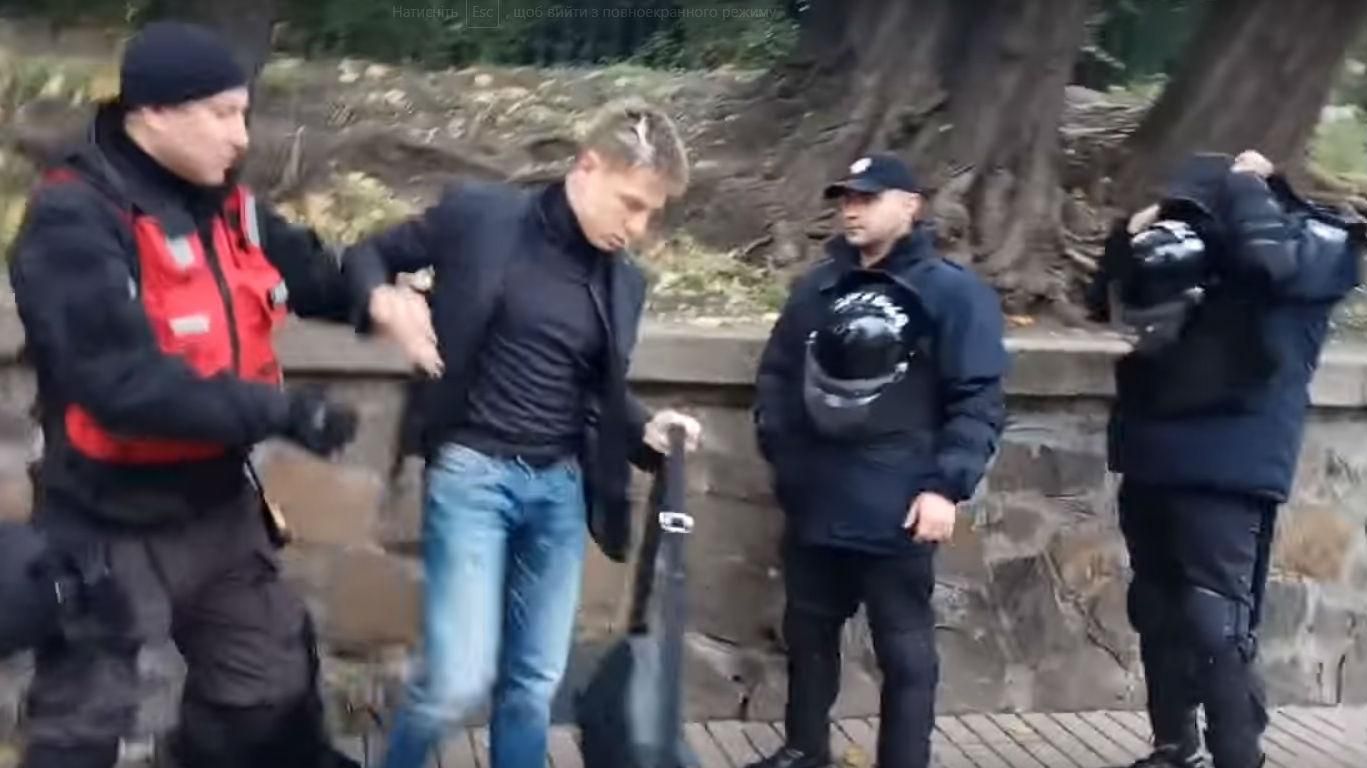 Митингующие яйцом "атаковали" нардепа Гончаренко: видео Митингующие яйцом "атаковали" нардепа Гончаренко: видео