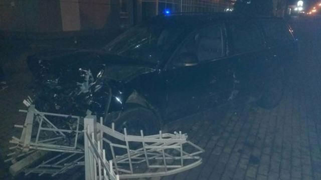 Водитель легковушки влетел в остановку общественного транспорта в Ровно, где были люди: есть пострадавшие