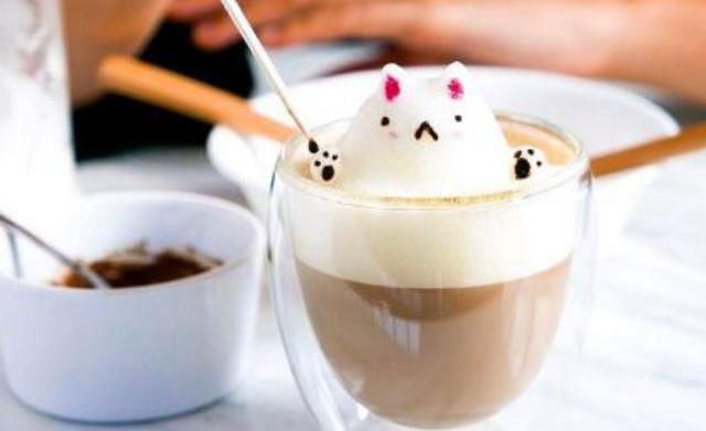 "Лате з їжачком, будь ласка": як дівчинка навчилась робити з кавової пінки 3D-скульптури