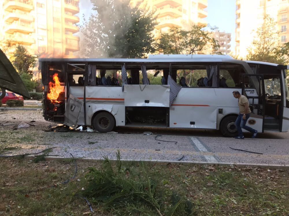 Вблизи автобуса с полицией в Турции прогремел взрыв: есть раненые