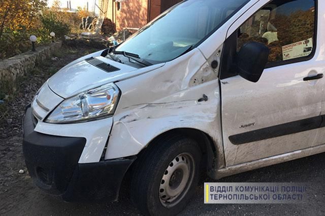 В Тернополе патрульная попала под колеса автомобиля на пешеходном переходе В Тернополе патрульная попала под колеса автомобиля на пешеходном переходе