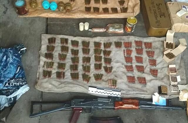 В Києві знайдено схованку зброї та вибухівки, які могли бути використані у протестах під Радою