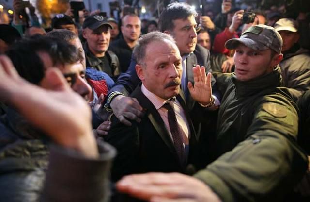 Побитий нардеп Барна прокоментував інцидент під Радою Побитий нардеп Барна прокоментував інцидент під Радою